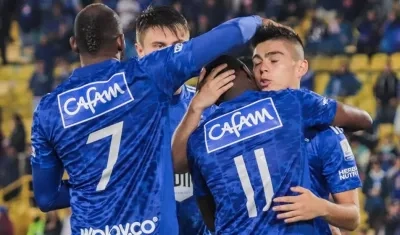 Jugadores de Millonarios celebran un gol. 