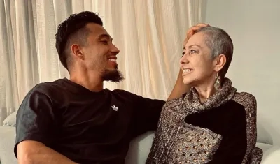 Fernando Uribe al lado de su mamá María Elena Hincapié. 