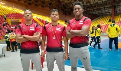 Juan Carlos Rincón Marín con su medalla de plata y sus compañeros de Atlántico. 