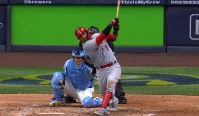 Donovan Solano conecta un cuadrangular. 