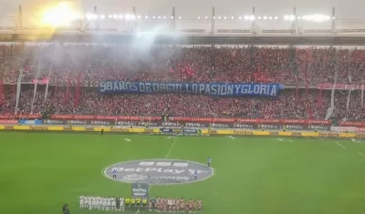 El recibimiento de la afición a la salida de los jugadores.