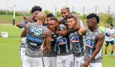 Jugadores de Junior durante el entrenamiento. 