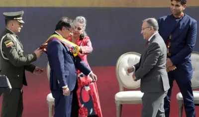 La congresista María José Pizarro imponiendo la banda presidencial a Gustavo Petro.