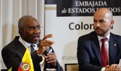 El Representantes de EE.UU. Gregory Meeks (i) y el asistente Especial de Biden, Juan González.