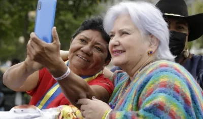 Senadora Gloria Florez, derecha, presidenta comisión segunda del Congreso.