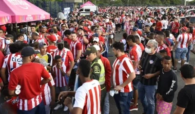 Las largas colas en el Metropolitano.