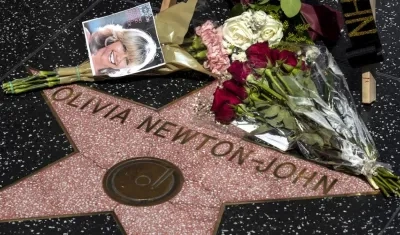 Flores a Olivia Newton-John en el lugar que ocupa en el Paseo de la Fama de Hollywood.