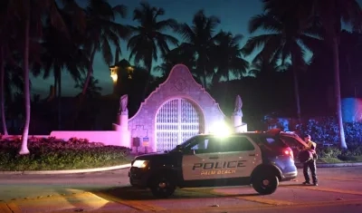 Las autoridades rodeando la mansión de Donald Trump en Florida.