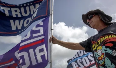 Seguidores de Donald Trump se concentraron frente a su residencia de Florida en señal de apoyo.