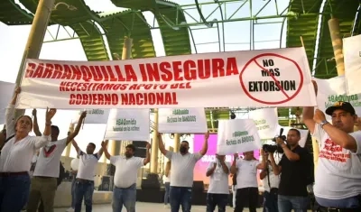 Asistentes a la concentración contra la extorsión.