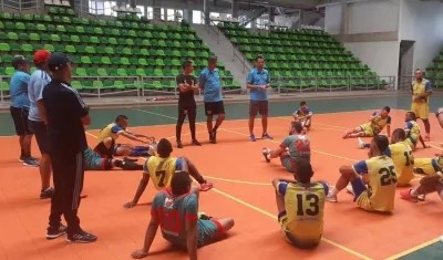 Kevin Sánchez se dirige a sus jugadores. 