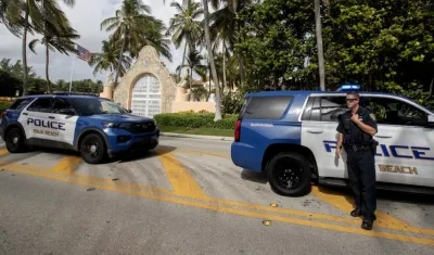 Las autoridades frente a la mansión de Donald Trump.