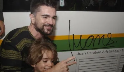 Juan Esteban Aristibázal, Juanes, cumple 50 años de vida.