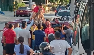 La persona herida cuando era auxiliada en el sitio del accidente.