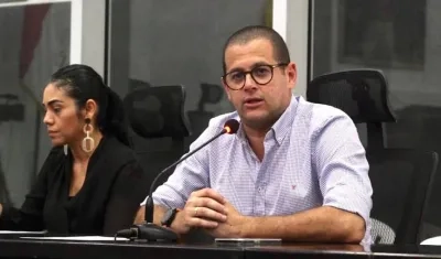 El Secretario General de la Gobernación, Raúl Lacouture, sustentando las iniciativas.