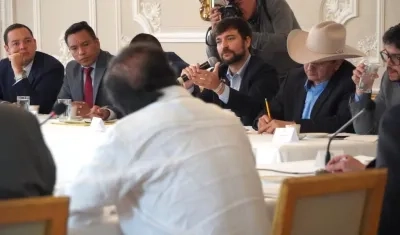 El Alcalde Jaime Pumarejo interviniendo en la reunión.