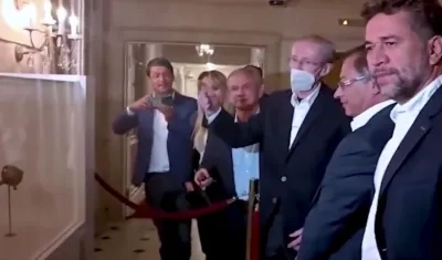 Gustavo Petro y Antonio Navarro Wolf contemplan la Espada de Bolívar. 