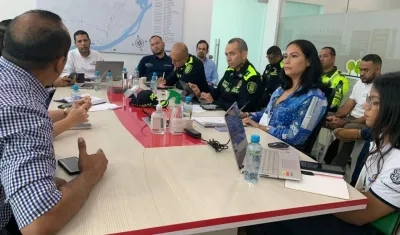 Reunión de directivas de Transmetro y autoridades.