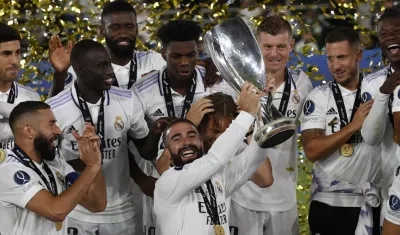 Jugadores del Real Madrid con el trofeo de campeón. 