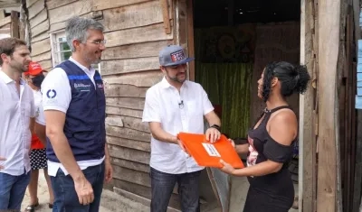 El Alcalde Jaime Pumarejo con una de las beneficiarias.