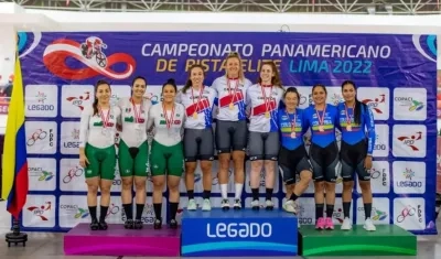 Marianis Salazar junto a sus compañeras de Colombia con la medalla de bronce. 