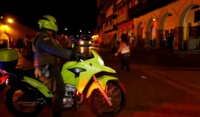 La Policía de Cartagena adelanta operativos para capturar a los dos delincuentes.