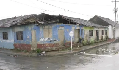 Cinco tiendas cerradas en cuatro cuadras