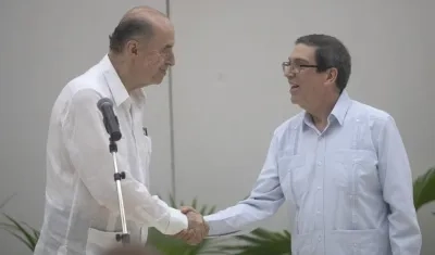 El canciller Álvaro Leyva y su homólogo Bruno Rodríguez.