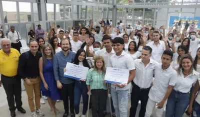 Beneficiarios junto a la Gobernadora Elsa Noguera.