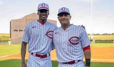 Los colombianos Reiver Sanmartín y Donovan Solano, jugadores de los Rojos de Cincinnati.