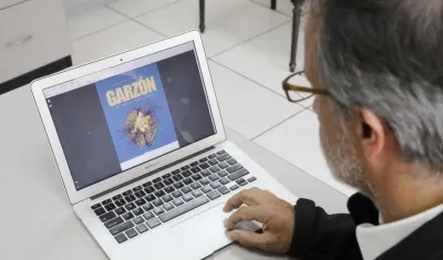 El dibujante y caricaturista Alfredo Garzón muestra apartes del proyecto. 