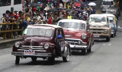 Desfile de autos antiguos por las calles de Medellín.
