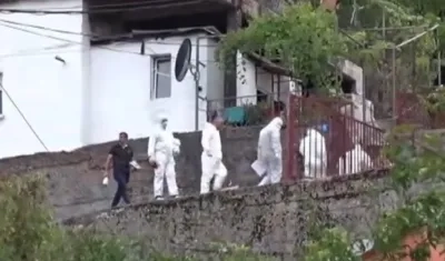 Autoridades suben a la vivienda en la que se produjo el primer ataque a bala.