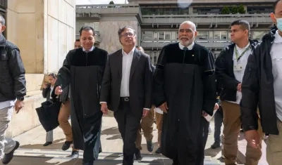 Presidente Gustavo Petro (c) durante el ingreso al Palacio de Justicia para una visita a las Altas Cortes.