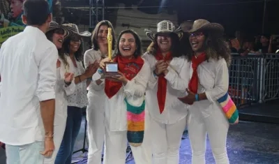 Las integrantes de Flor de Cerezo, de Bogotá, primer lugar en gaita aficionada.