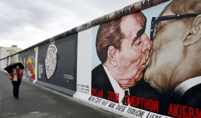 Mural del beso de Honecker y Brézhnev en el murto de Berlín. 
