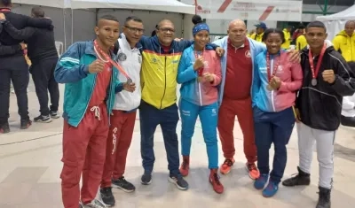 Los boxeadores del Atlántico con sus preseas. 