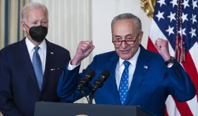 El líder de la mayoría del Senado de EE.UU., Chuck Schumer, y el Presidente Joe Biden.
