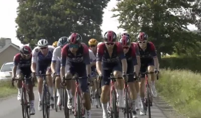 Egan Bernal, ciclista colombiano, lidera el pelotón. 