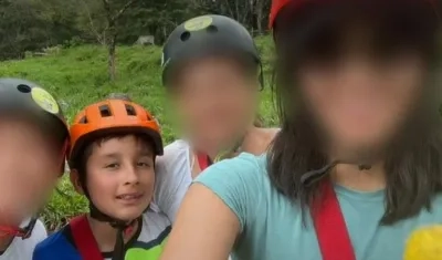 En esta foto aparece José Alejandro Cárdenas junto a su familia el domingo antes de la tragedia.