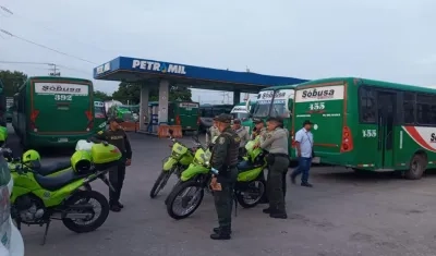 Policía en custodia de transportadores.
