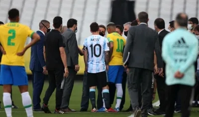 Lionel Messi y Neymar dialogan con un delegado. 
