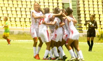 Jugadoras del Atlántico celebra el gol del empate. 