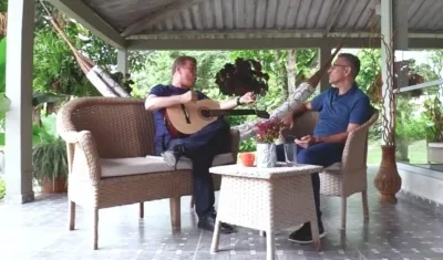El periodista Jorge Cura Amar con el cantautor Fabián Corrales.