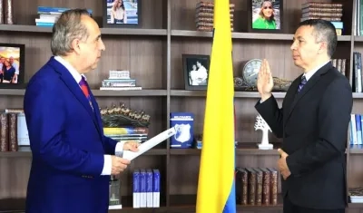 El presidente de la ANI William Camargo, asumiendo ante el Ministro Guillermo Reyes.