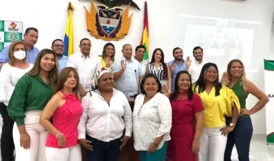 Un grupo de concejales con lideresas invitadas al acto.