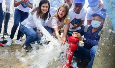 La Gobernadora Elsa Noguera poniendo en marcha el servicio de acueducto.