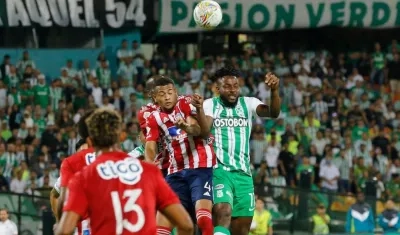César Haydar rechaza una pelota frente a un rival. 