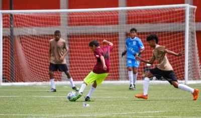 Acciones del fútbol en los Juegos Intercolegiales. 