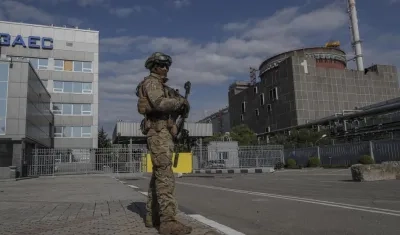 Soldado custodia la central nuclear de Zaporiyia.